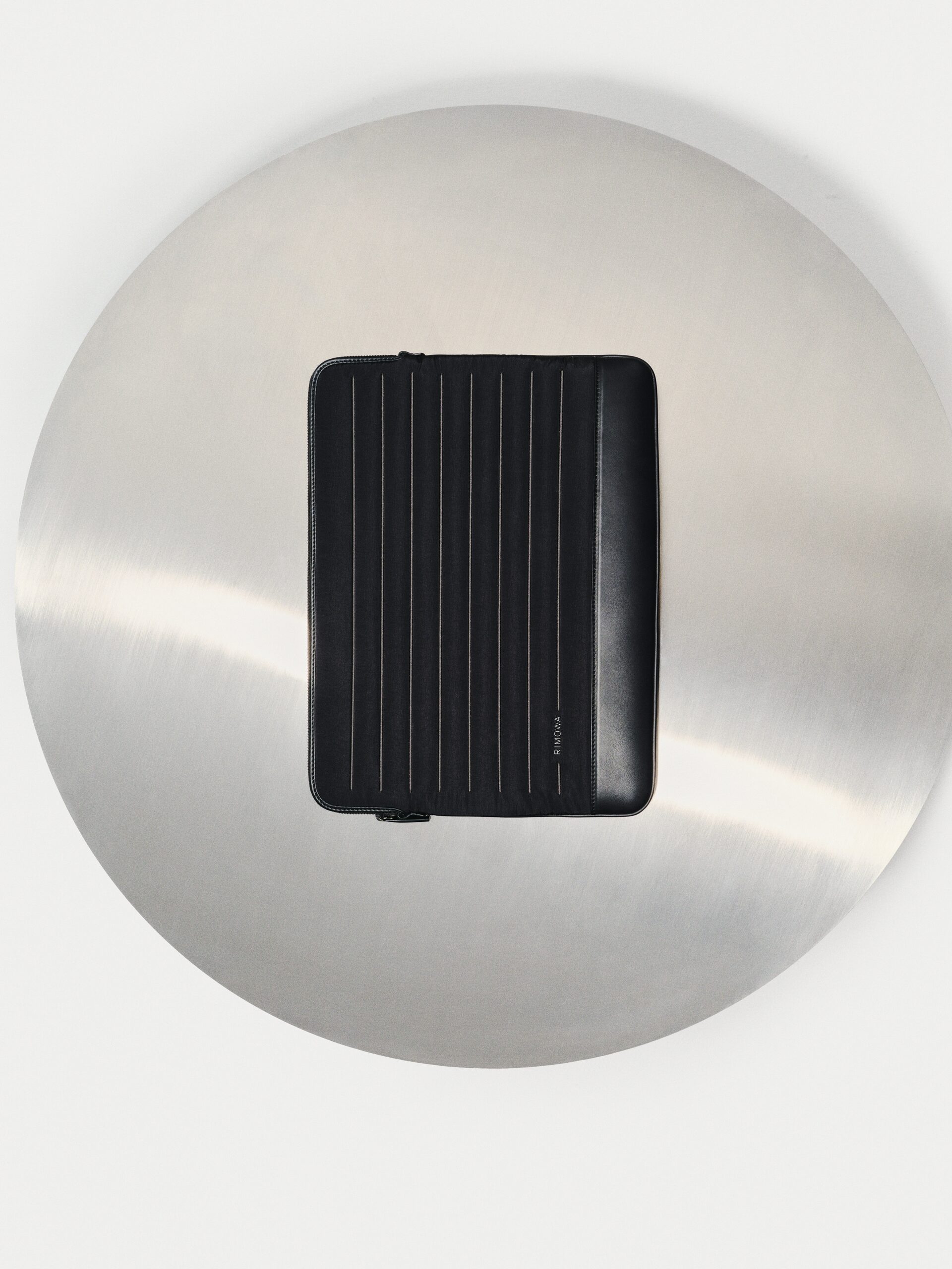 rimowa 1 — set design and set building by LOOPPP, Pantin, Paris (image 8 of 14)