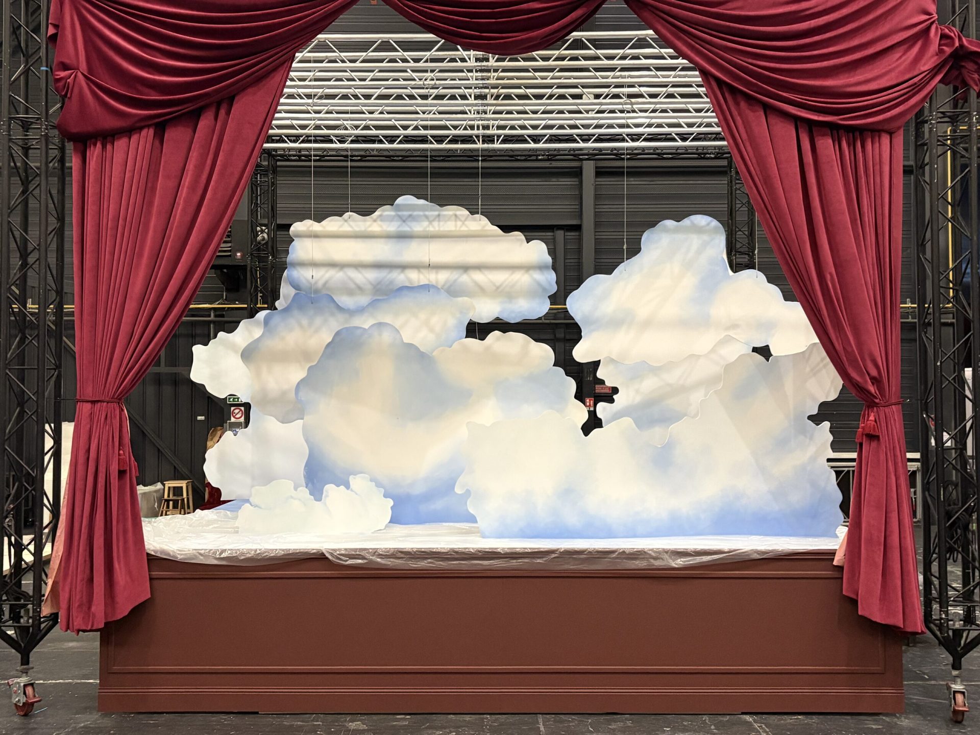 Valentino Harding — set design and set building by LOOPPP, Pantin, Paris (image 2 of 6)